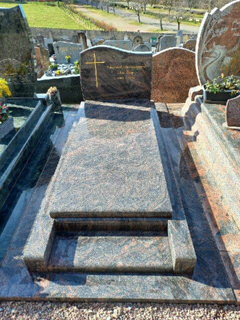 Monument Sebuah avec stèle en Himalaya, cimetière dans la Loire (42)